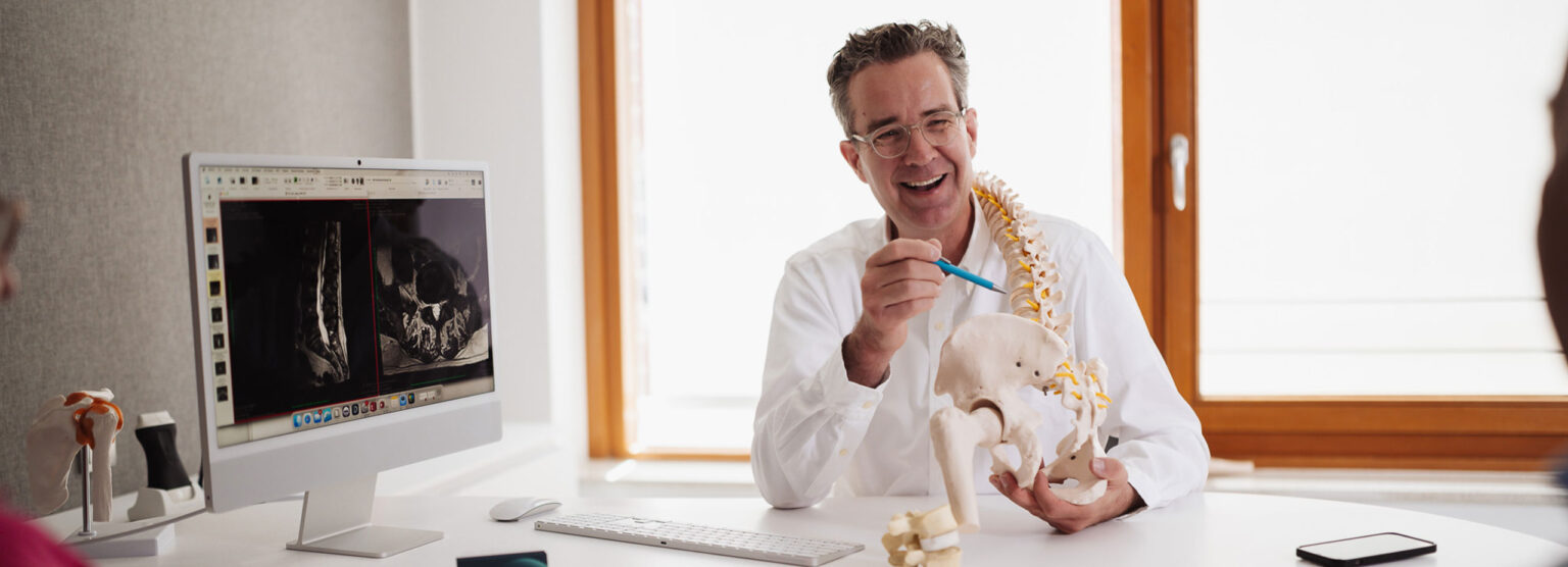 Dr. med. Stephan Meyer-Schwickerath bei der Beratung zu Wirbelsäulenbeschwerden in seiner orthopädischen Praxis in Münster
