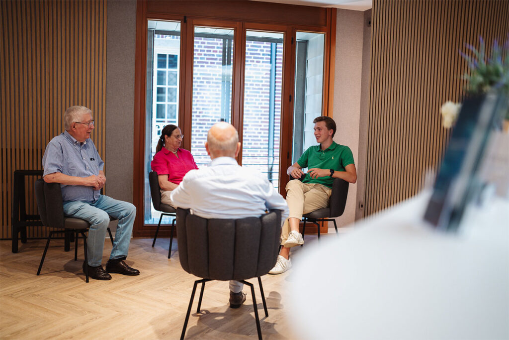 Patientinnen und Patienten im Gespräch im Wartebereich der Privatpraxis Dr. Meyer-Schwickerath in Münster